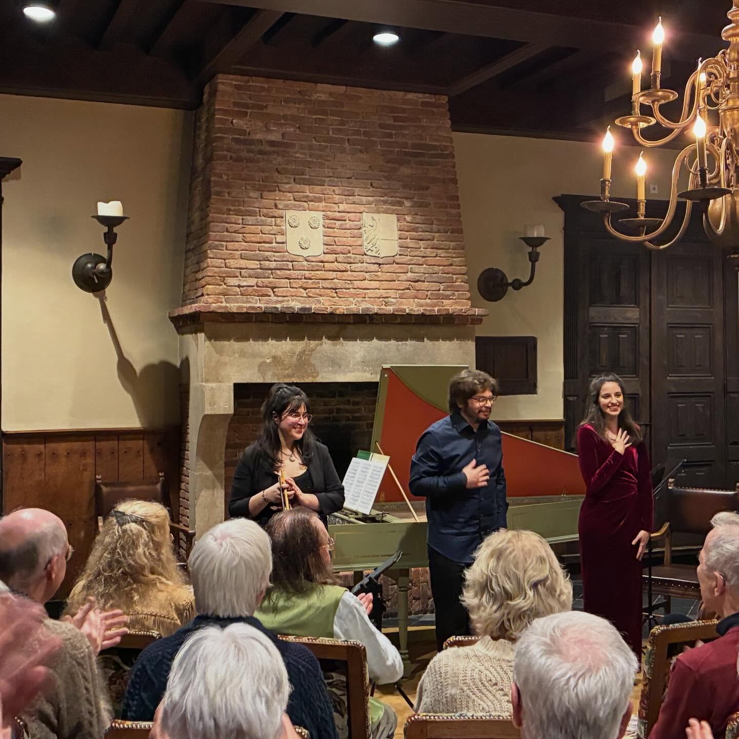 Italiaanse cantates van Vivaldi en Händel, en Engelse liederen van Purcell en Eccles met veel emotionele kracht en dramatische intensiteit door barokensemble Albionoria in kasteel Wychen.

#barokmuziek #purcell #eccles #cantates #oudemuziek #kamermuziek #kleineconcerten #kastelenenbuitenplaatsen #kastelenenlandgoederen