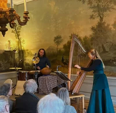 Mooie sefardische liederen met Sophie Leleu zang en harp, en fantastisch slagwerk van Marti Uibo in Huize van de Kasteele.

#kamermuziek #oudemuziek #kastelenenlandgoederen #buitenplaatsen #kleineconcerten