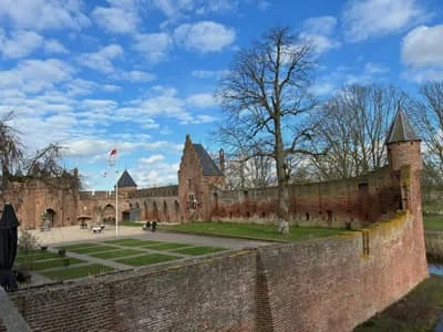 Middeleeuwse mystiek, gezangen en wereldlijke liederen, waaronder Hildegard von Bingen door Sibil.la Ensemble in het mooie Doornenburg 🏰 

#kamermuziek #kleineconcerten #oudemuziek #kastelenenlandgoederen #buitenplaatsen