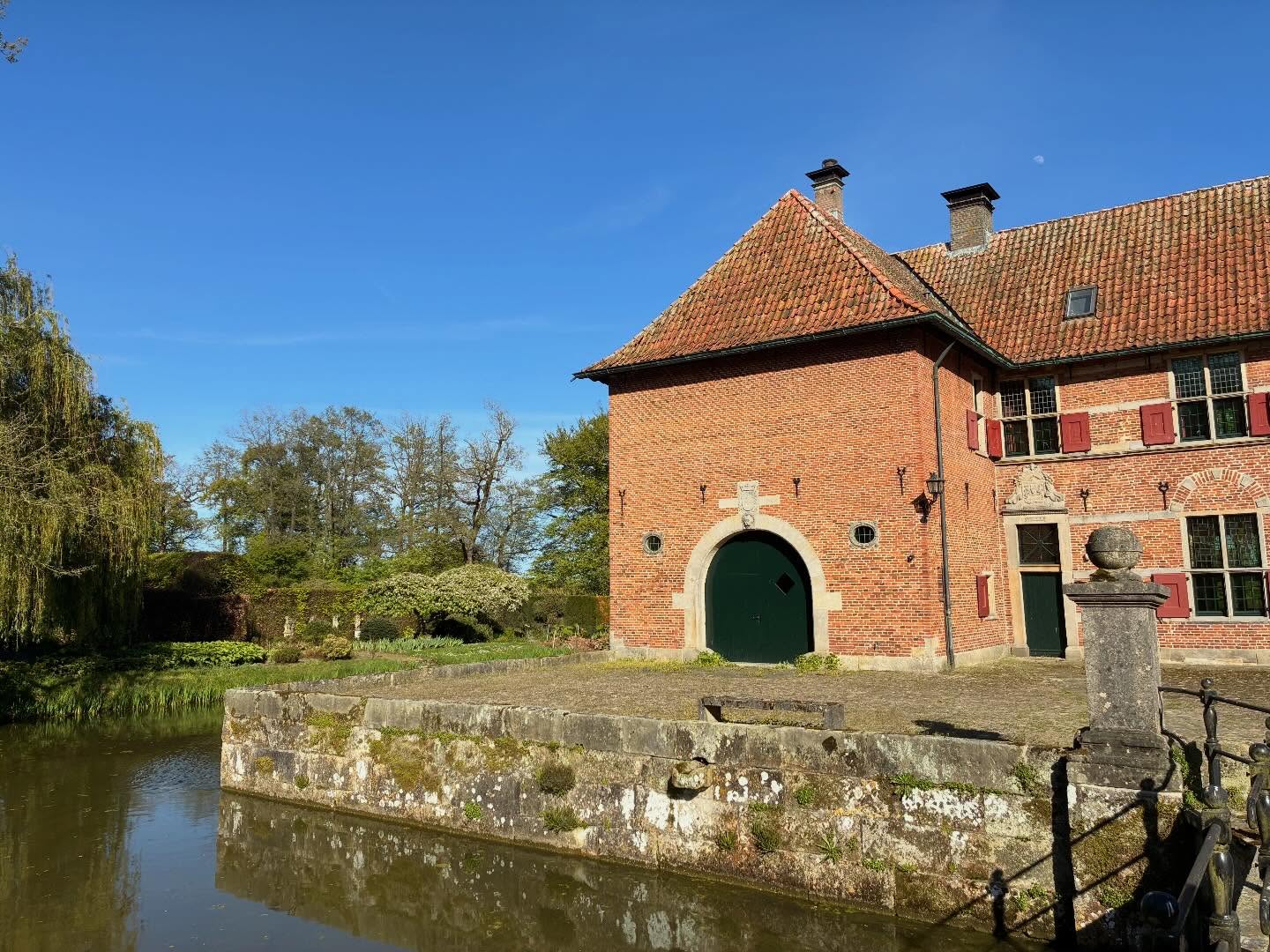Achttiende-eeuwse muziek voor twee fortepiano’s van Joh.Christian en Joh.Christoph Friedrich Bach en W.A. Mozart uitgevoerd is het gastvrije Huis De Brecklenkamp met Pieter-Jan Belder en Siebe Henstra.
#sonateind #oudemuziek #kamermuziek #kleineconcerten #klassiekemuziek